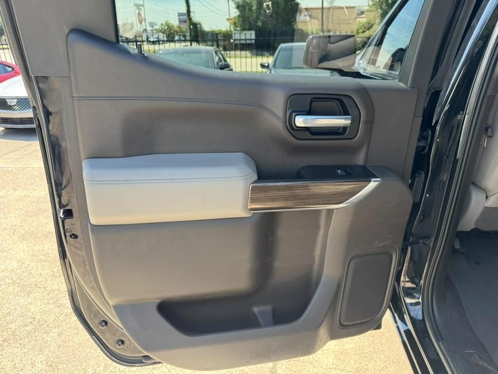 Chevrolet Silverado 1500 Vehicle Full-screen Gallery Image 19