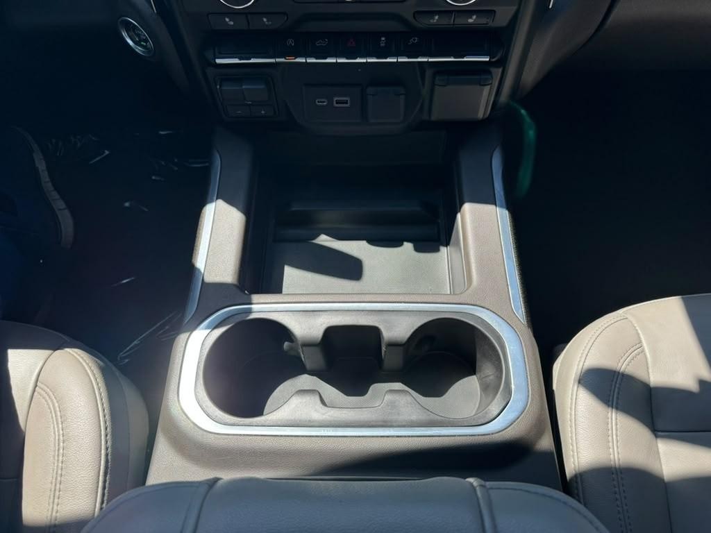 Chevrolet Silverado 1500 Vehicle Full-screen Gallery Image 24