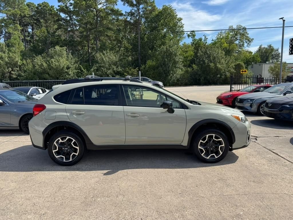 Subaru Crosstrek Vehicle Full-screen Gallery Image 05