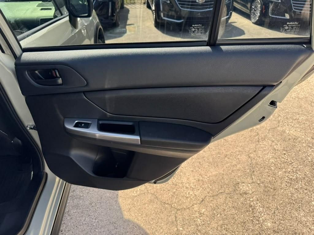 Subaru Crosstrek Vehicle Full-screen Gallery Image 15