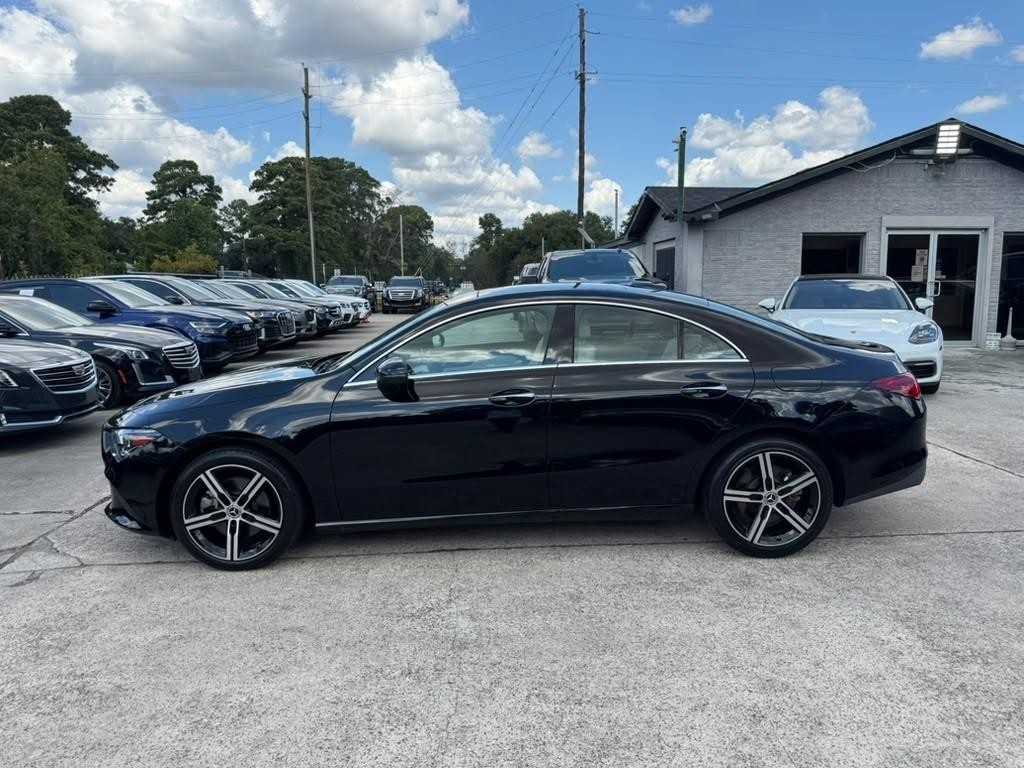 Mercedes-Benz CLA 250 Vehicle Full-screen Gallery Image 09