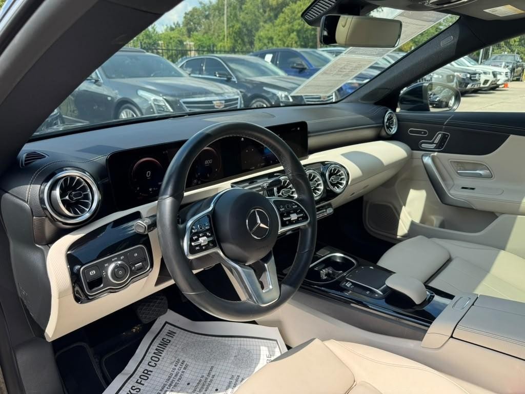 Mercedes-Benz CLA 250 Vehicle Full-screen Gallery Image 10