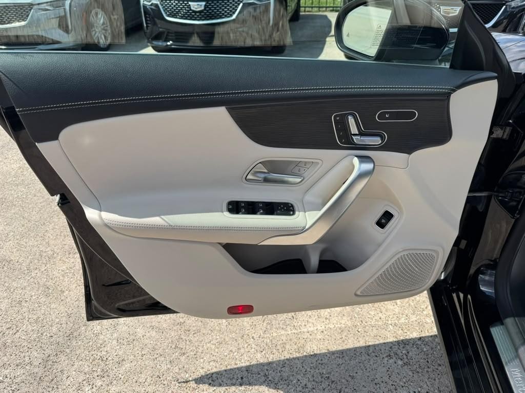 Mercedes-Benz CLA 250 Vehicle Full-screen Gallery Image 12