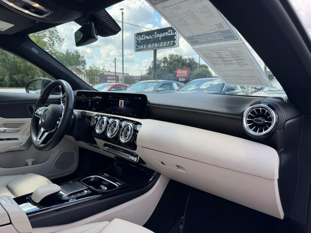 Mercedes-Benz CLA 250 Vehicle Full-screen Gallery Image 13