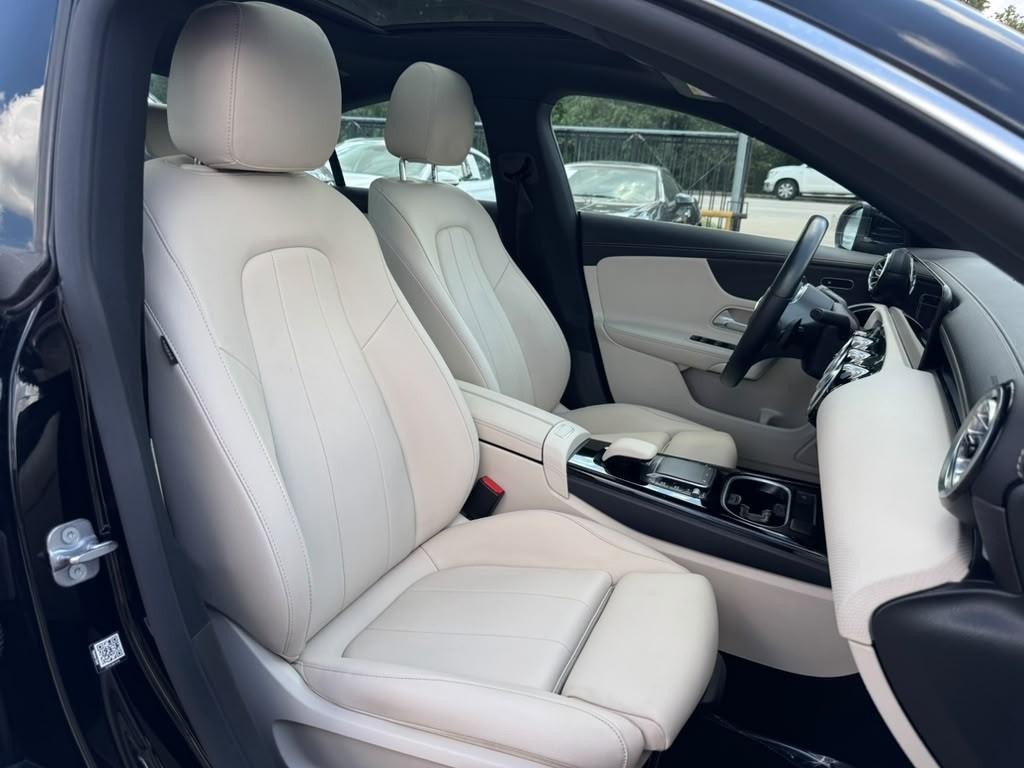 Mercedes-Benz CLA 250 Vehicle Full-screen Gallery Image 14