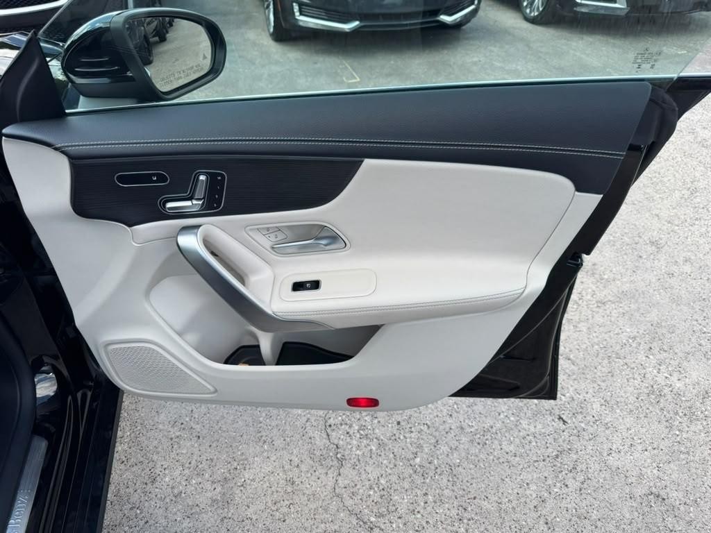 Mercedes-Benz CLA 250 Vehicle Full-screen Gallery Image 15