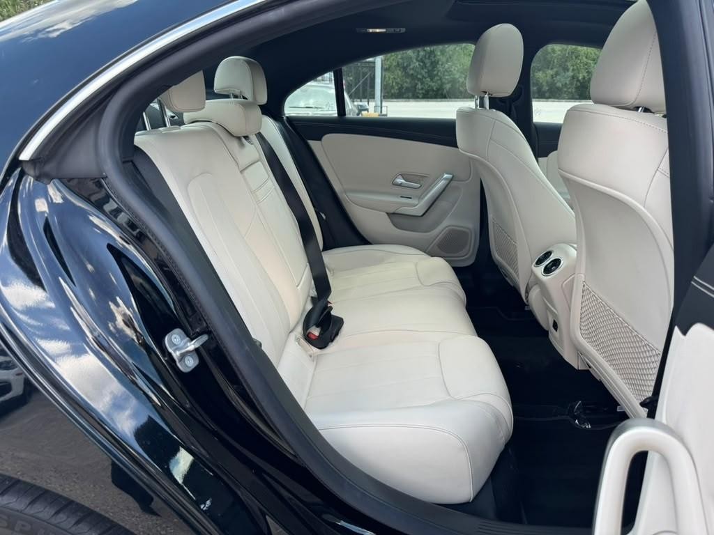 Mercedes-Benz CLA 250 Vehicle Full-screen Gallery Image 16