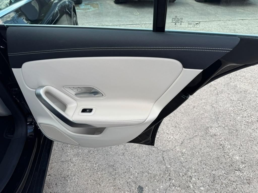 Mercedes-Benz CLA 250 Vehicle Full-screen Gallery Image 17