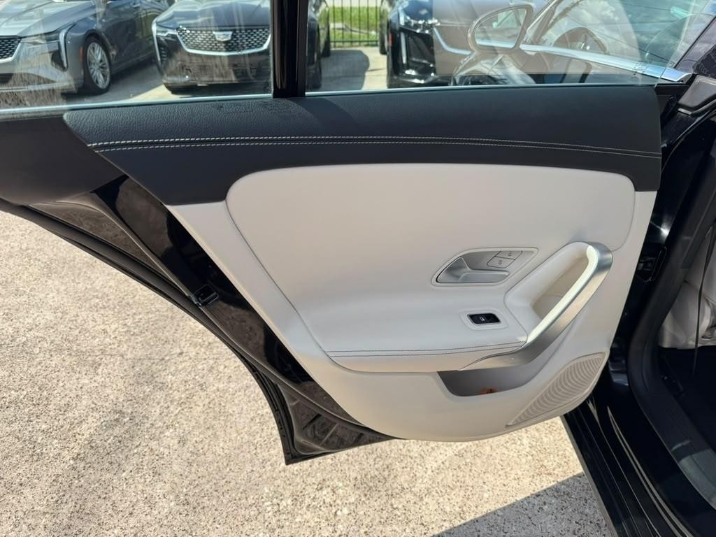 Mercedes-Benz CLA 250 Vehicle Full-screen Gallery Image 19