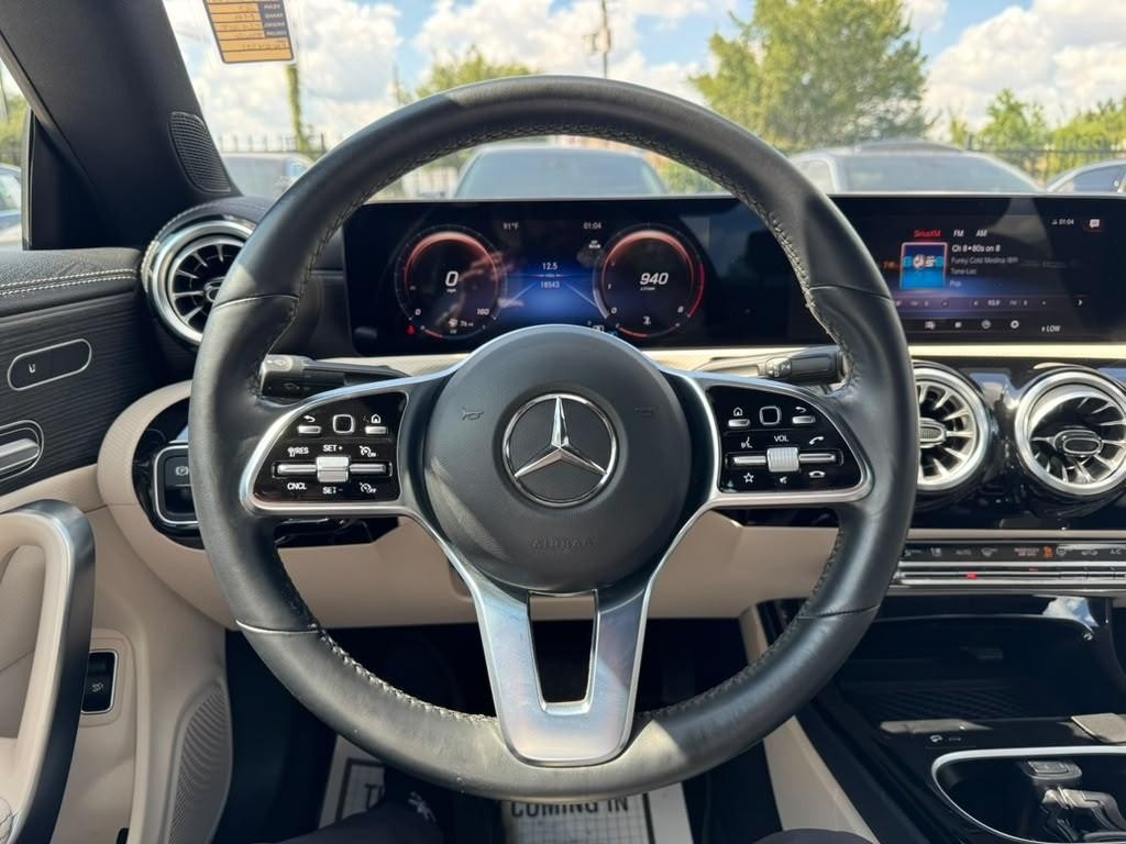 Mercedes-Benz CLA 250 Vehicle Full-screen Gallery Image 20