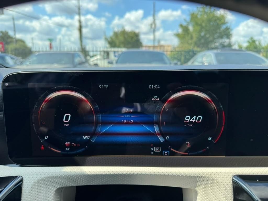 Mercedes-Benz CLA 250 Vehicle Full-screen Gallery Image 21