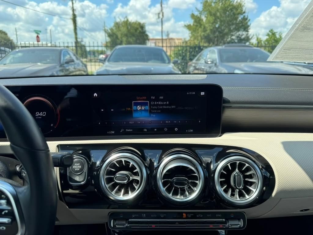 Mercedes-Benz CLA 250 Vehicle Full-screen Gallery Image 22