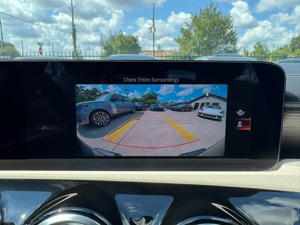 Mercedes-Benz CLA 250 Vehicle Full-screen Gallery Image 23