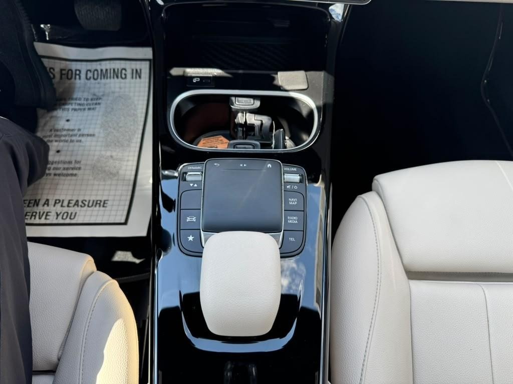 Mercedes-Benz CLA 250 Vehicle Full-screen Gallery Image 24