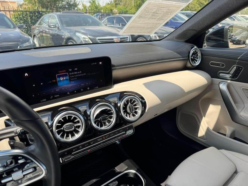 Mercedes-Benz CLA 250 Vehicle Full-screen Gallery Image 25