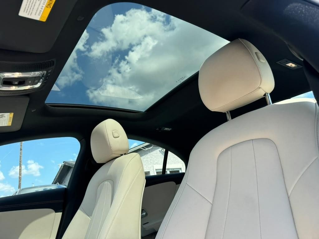 Mercedes-Benz CLA 250 Vehicle Full-screen Gallery Image 26