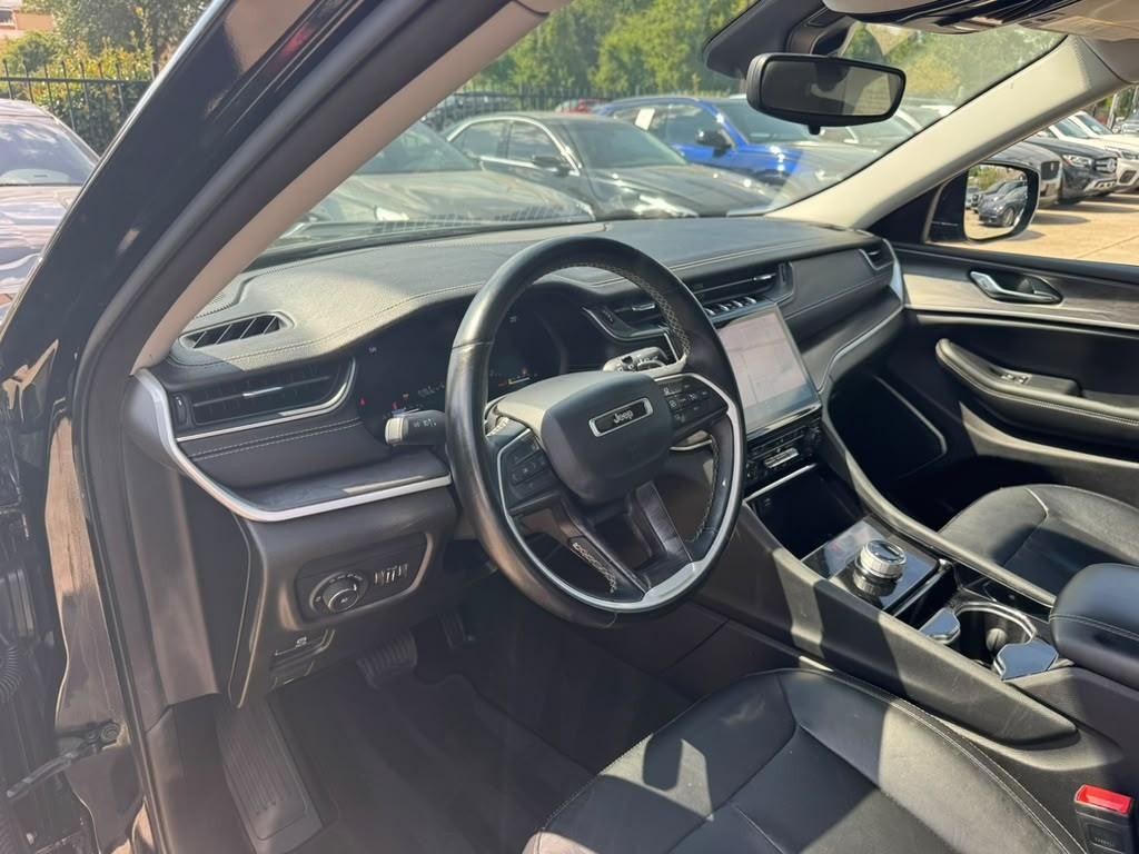Jeep Grand Cherokee L Vehicle Full-screen Gallery Image 10
