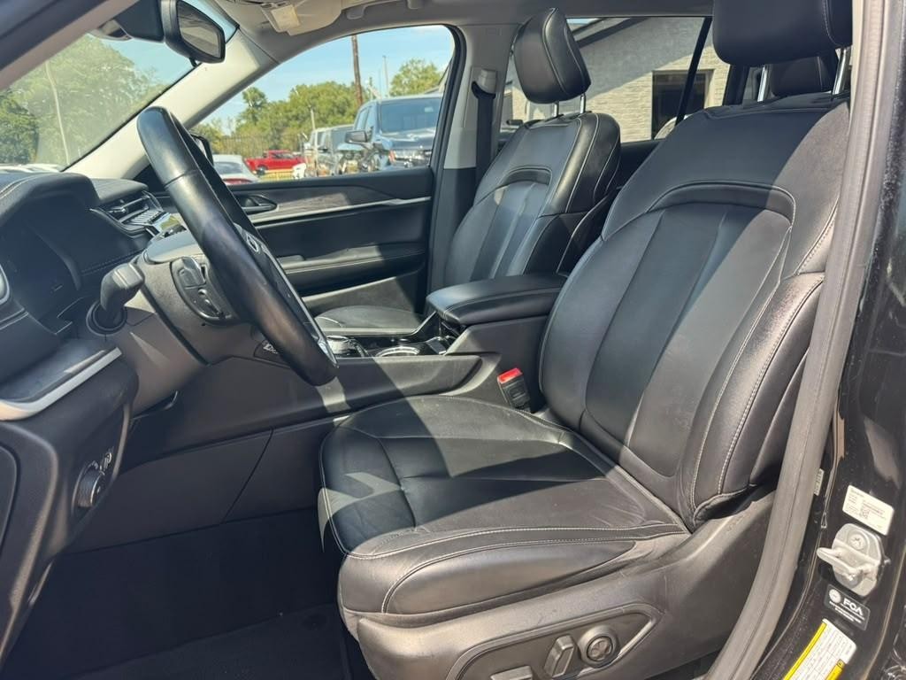 Jeep Grand Cherokee L Vehicle Full-screen Gallery Image 11