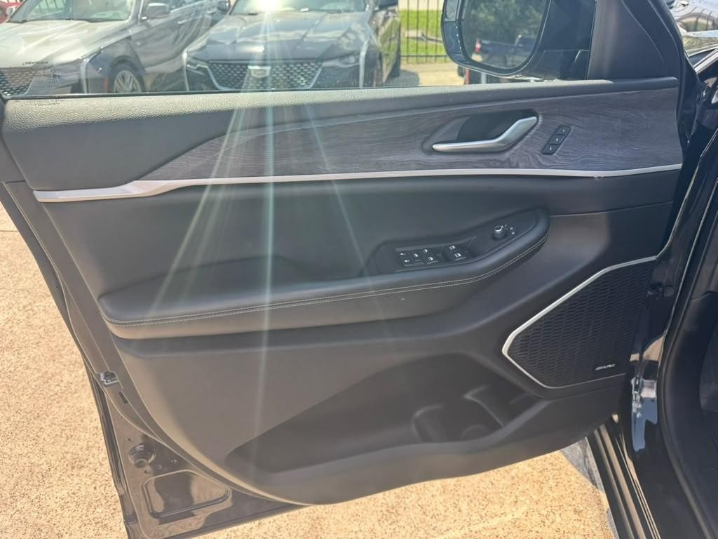 Jeep Grand Cherokee L Vehicle Full-screen Gallery Image 12