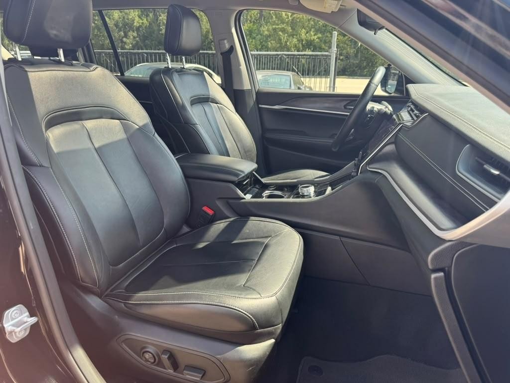 Jeep Grand Cherokee L Vehicle Full-screen Gallery Image 14