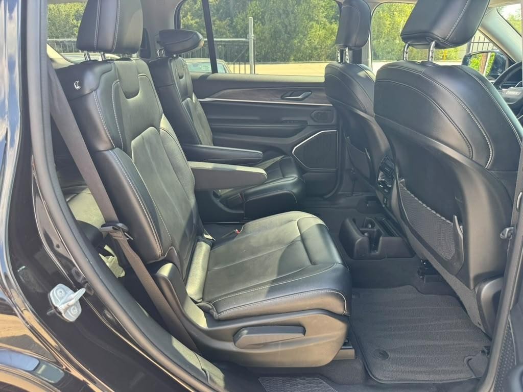 Jeep Grand Cherokee L Vehicle Full-screen Gallery Image 16