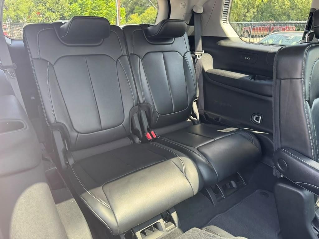 Jeep Grand Cherokee L Vehicle Full-screen Gallery Image 17