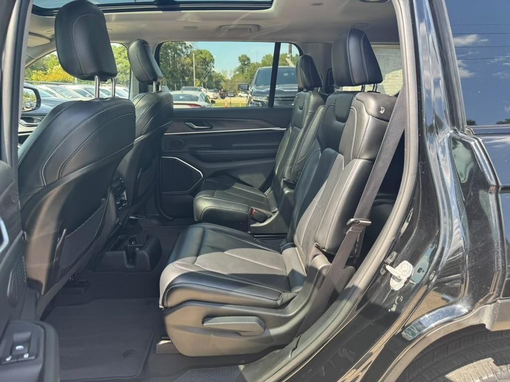 Jeep Grand Cherokee L Vehicle Full-screen Gallery Image 19