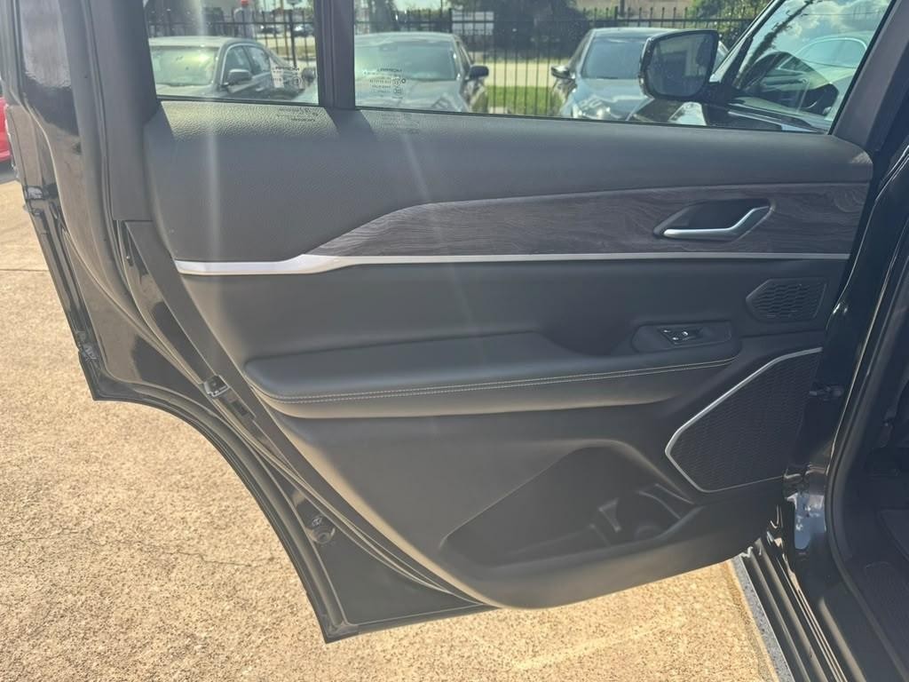 Jeep Grand Cherokee L Vehicle Full-screen Gallery Image 21