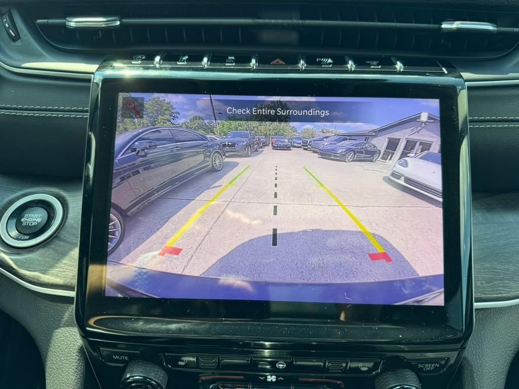 Jeep Grand Cherokee L Vehicle Full-screen Gallery Image 25