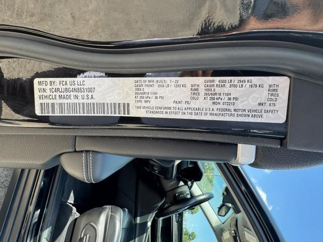 Jeep Grand Cherokee L Vehicle Full-screen Gallery Image 32