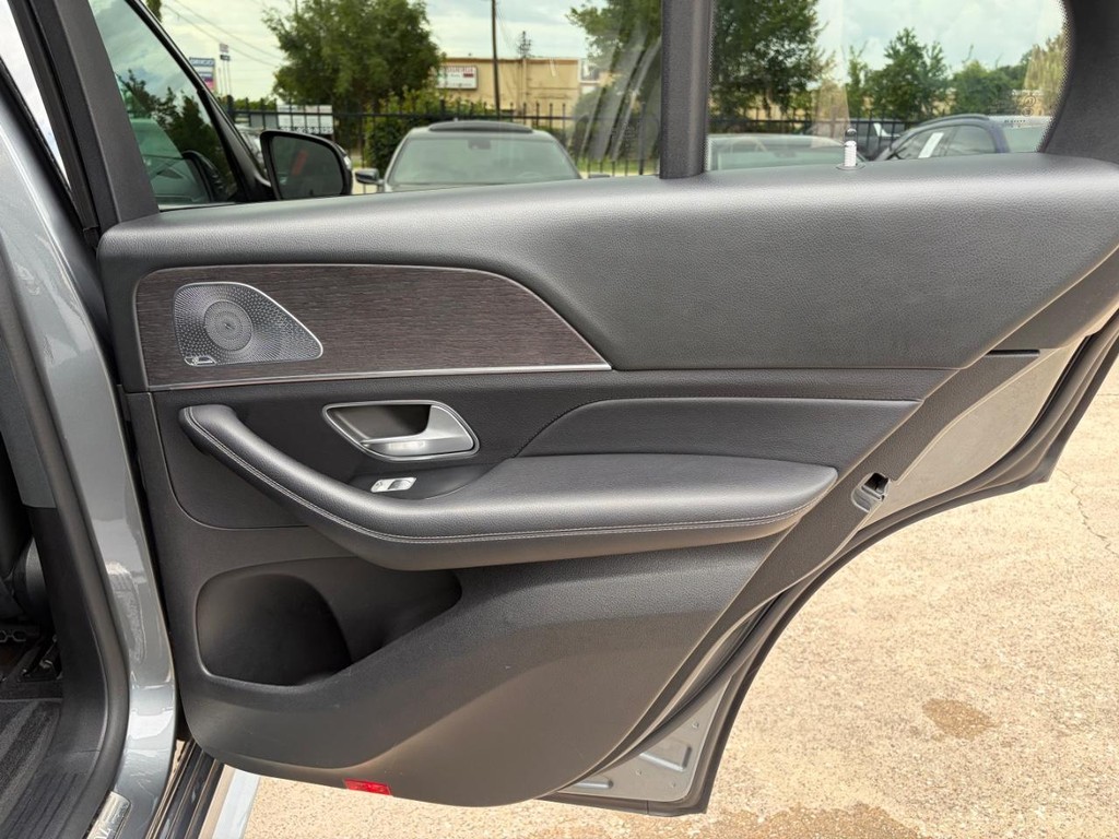 Mercedes-Benz GLE 350 Vehicle Full-screen Gallery Image 17