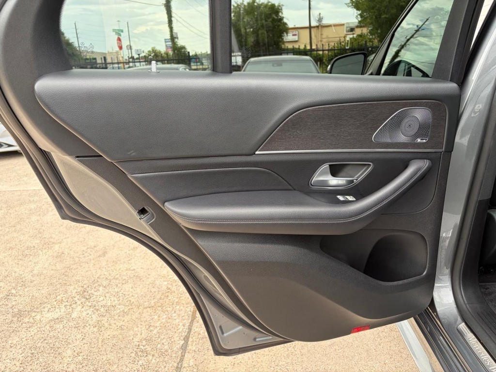 Mercedes-Benz GLE 350 Vehicle Full-screen Gallery Image 19
