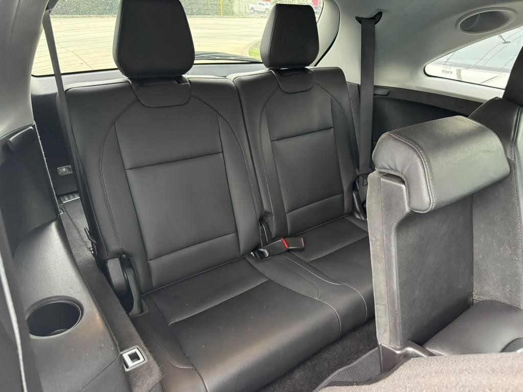Acura MDX Vehicle Full-screen Gallery Image 17
