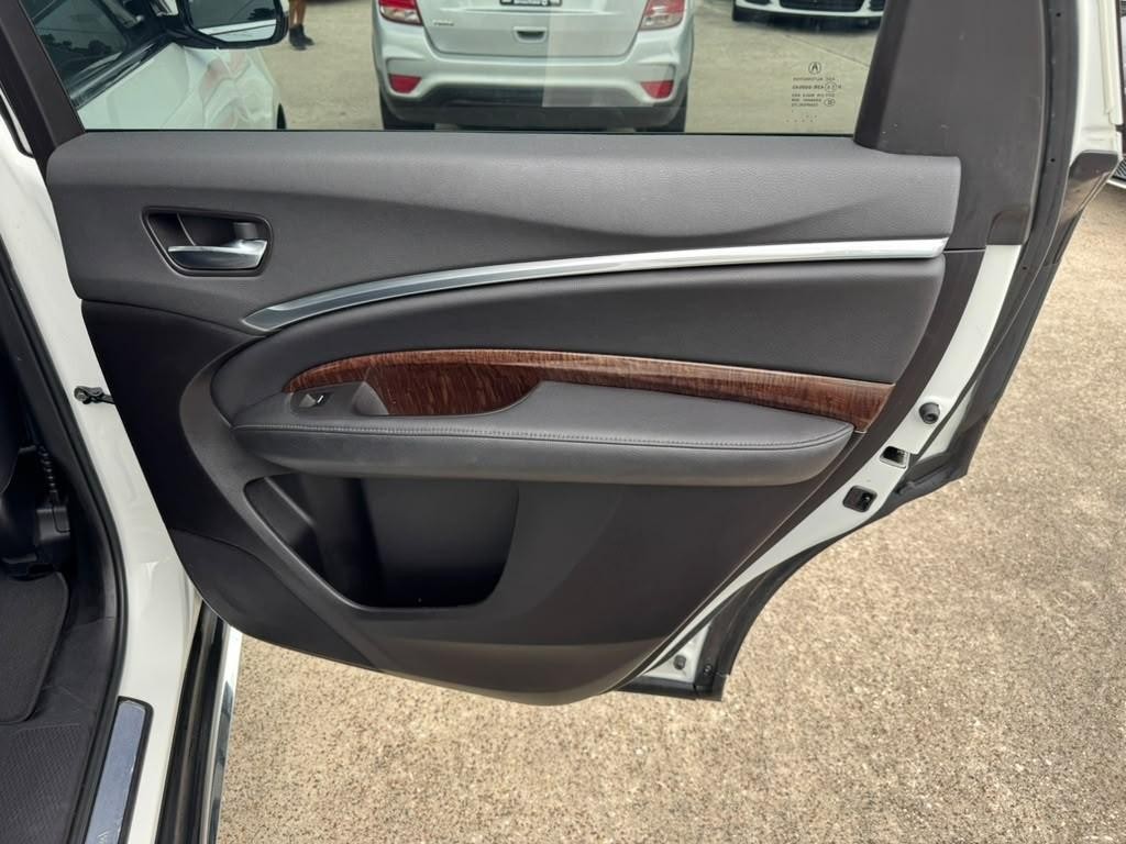 Acura MDX Vehicle Full-screen Gallery Image 18