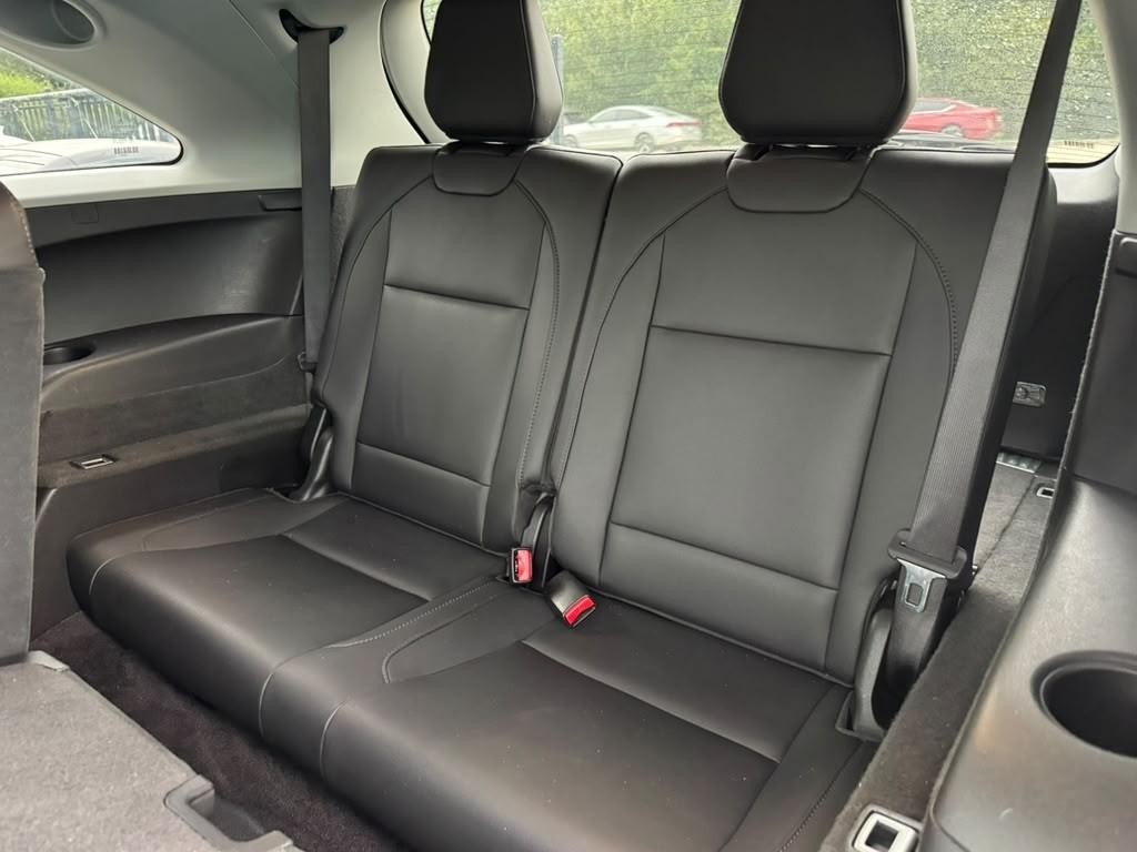 Acura MDX Vehicle Full-screen Gallery Image 20