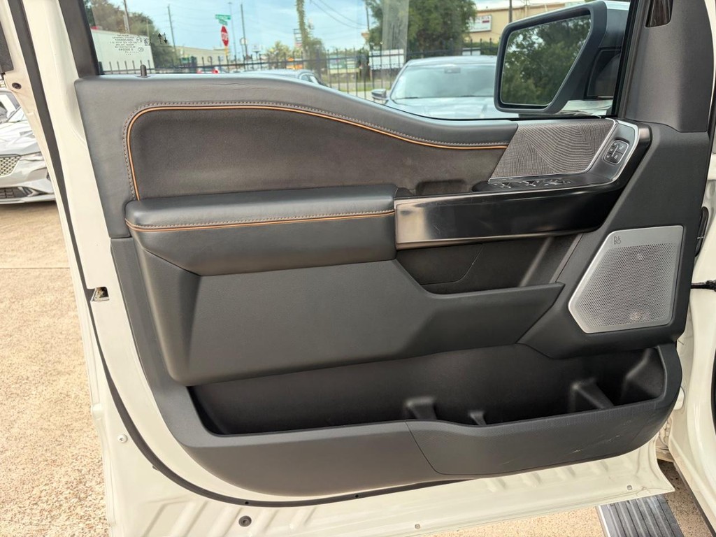 Ford F-150 Vehicle Full-screen Gallery Image 12