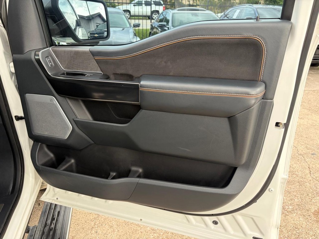 Ford F-150 Vehicle Full-screen Gallery Image 15