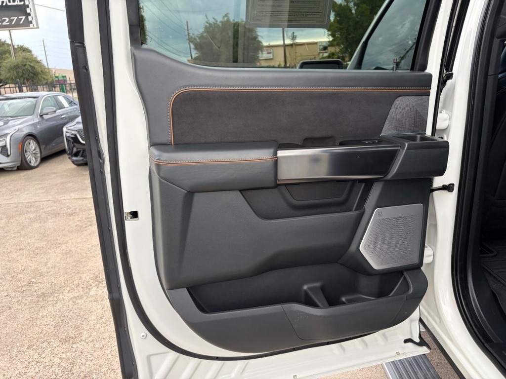 Ford F-150 Vehicle Full-screen Gallery Image 17