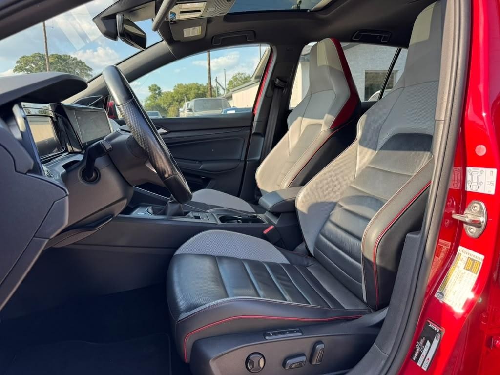 Volkswagen Golf GTI Vehicle Full-screen Gallery Image 11