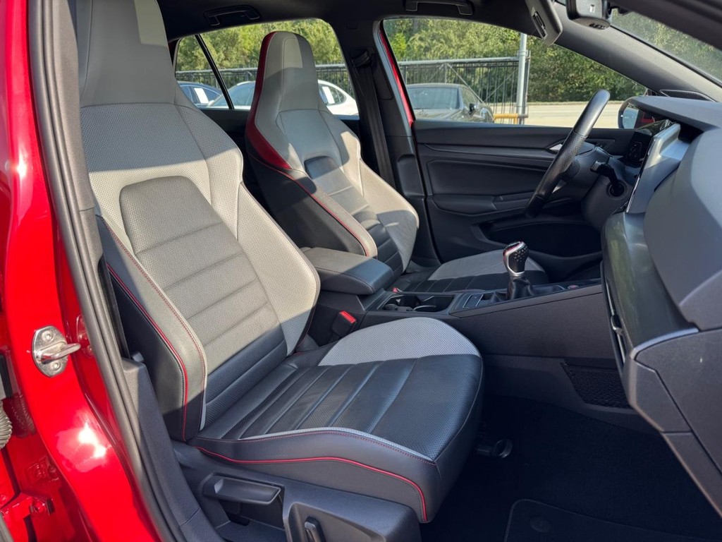 Volkswagen Golf GTI Vehicle Full-screen Gallery Image 14