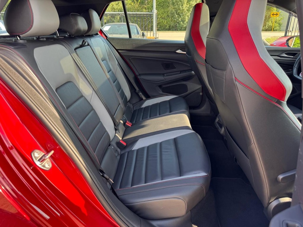 Volkswagen Golf GTI Vehicle Full-screen Gallery Image 16