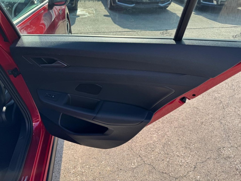 Volkswagen Golf GTI Vehicle Full-screen Gallery Image 17