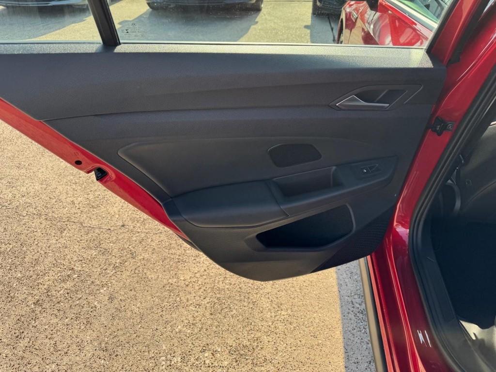Volkswagen Golf GTI Vehicle Full-screen Gallery Image 19