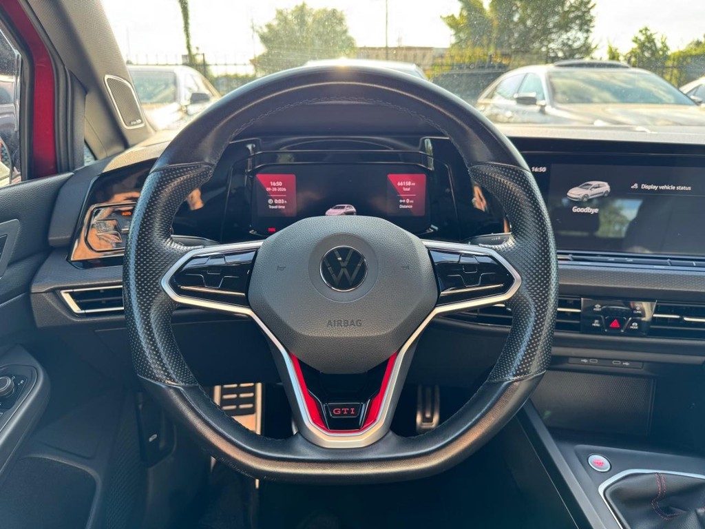 Volkswagen Golf GTI Vehicle Full-screen Gallery Image 20