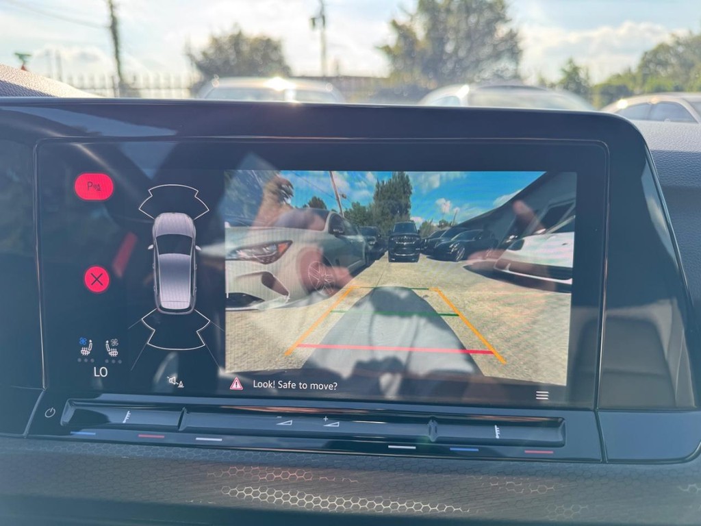 Volkswagen Golf GTI Vehicle Full-screen Gallery Image 23