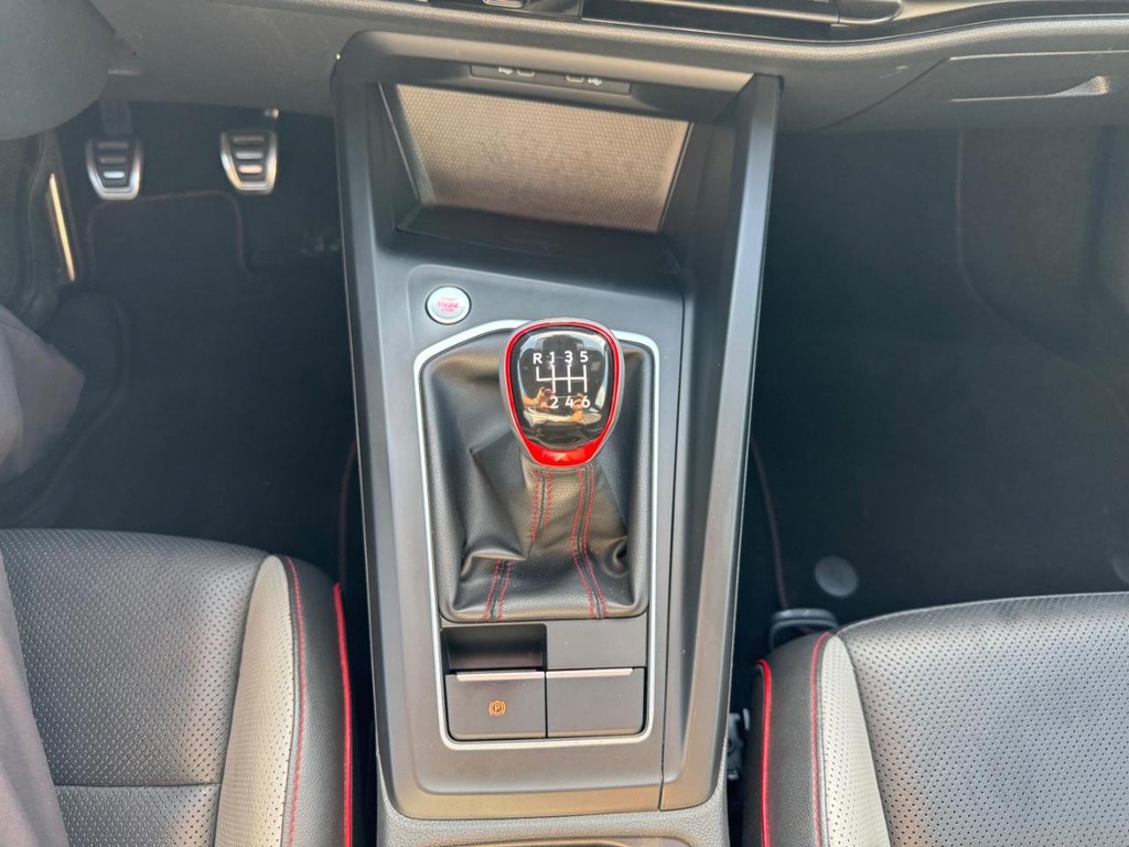Volkswagen Golf GTI Vehicle Full-screen Gallery Image 25