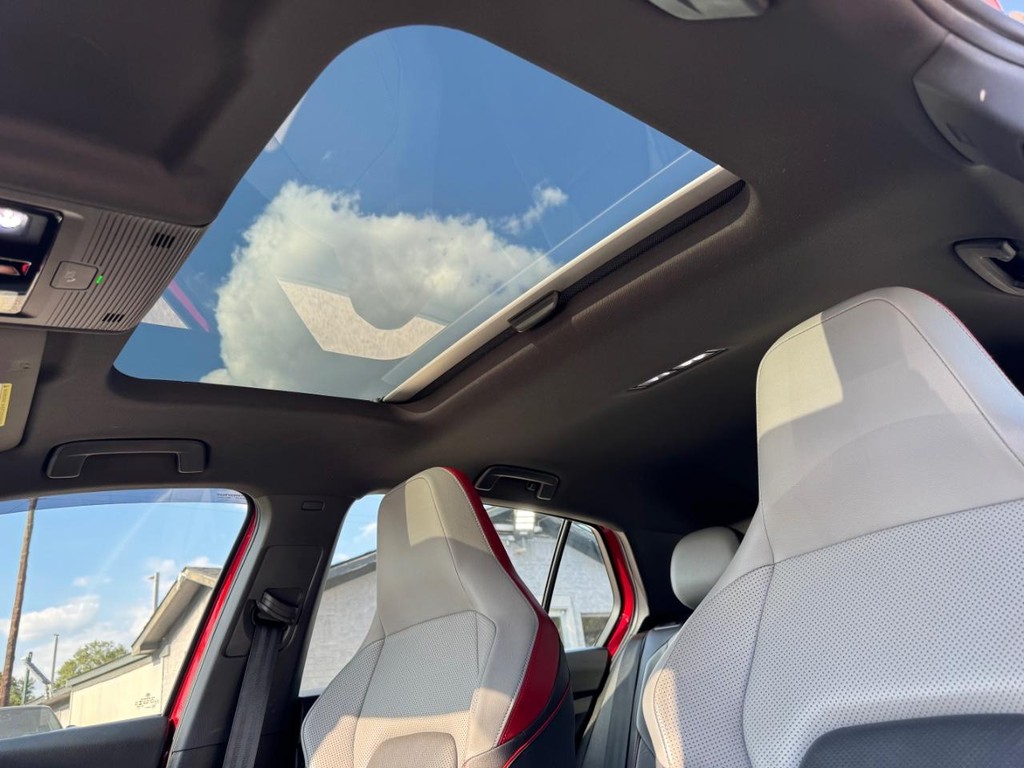 Volkswagen Golf GTI Vehicle Full-screen Gallery Image 27