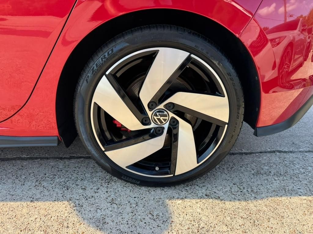 Volkswagen Golf GTI Vehicle Full-screen Gallery Image 28