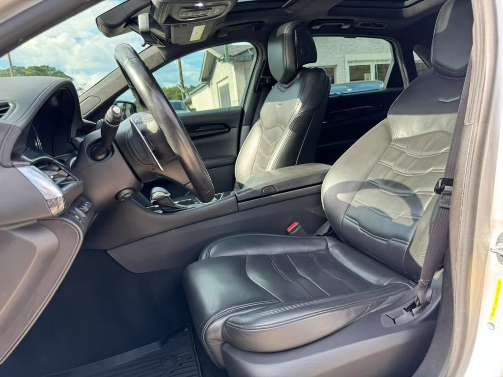 Cadillac CT6 Vehicle Full-screen Gallery Image 11