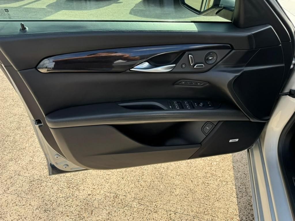 Cadillac CT6 Vehicle Full-screen Gallery Image 12